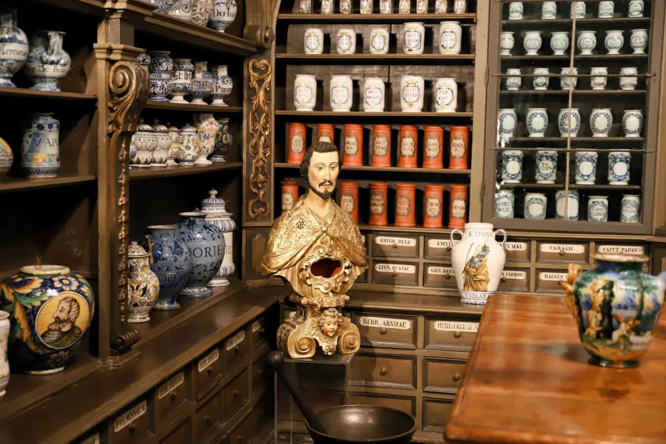 Kiểm tra thuốc trước khi bán